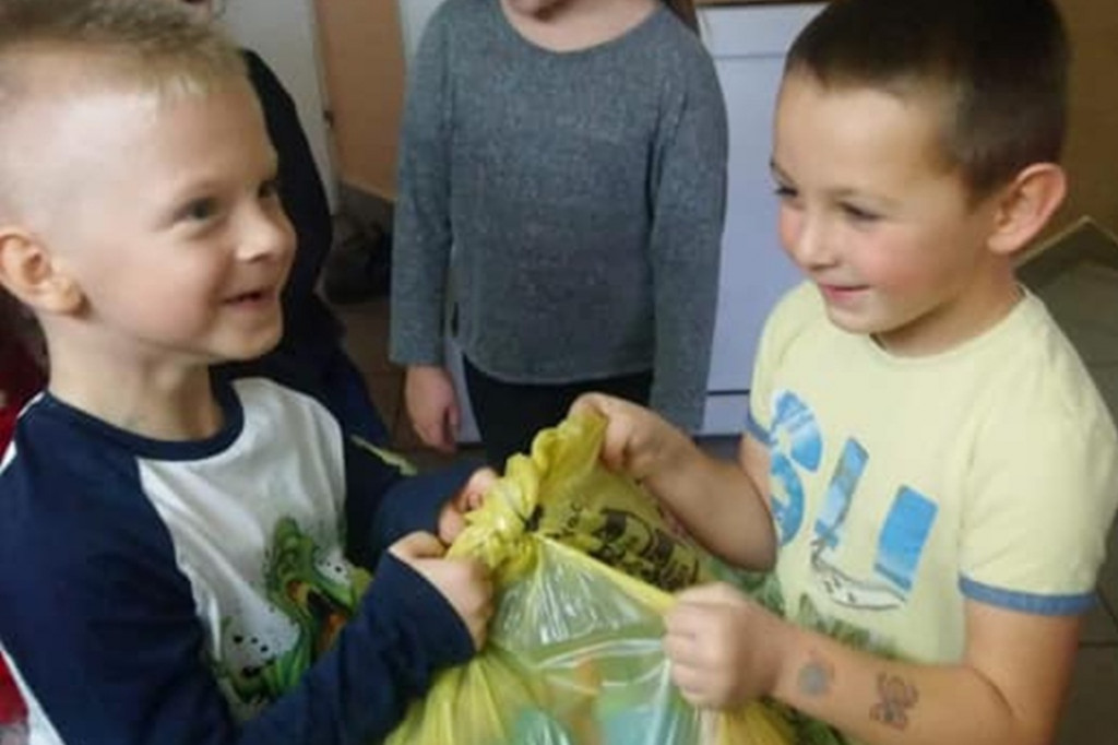 Przedszkolaki zbierają nakrętki