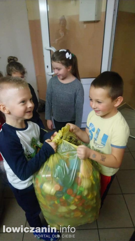 Przedszkolaki zbierają nakrętki