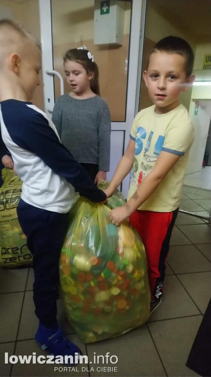 Przedszkolaki zbierają nakrętki