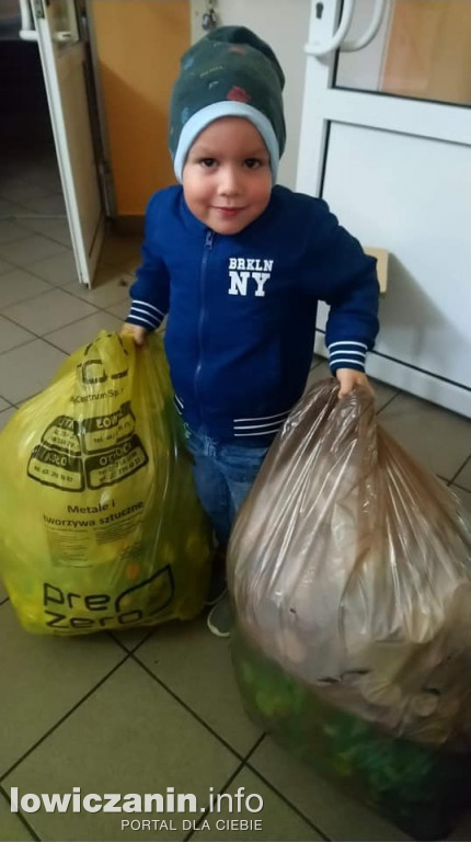 Przedszkolaki zbierają nakrętki