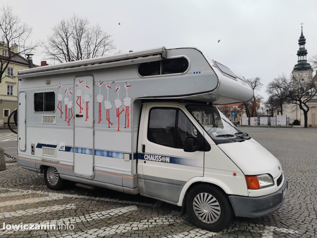 Kamper zaparkował na Starym Rynku