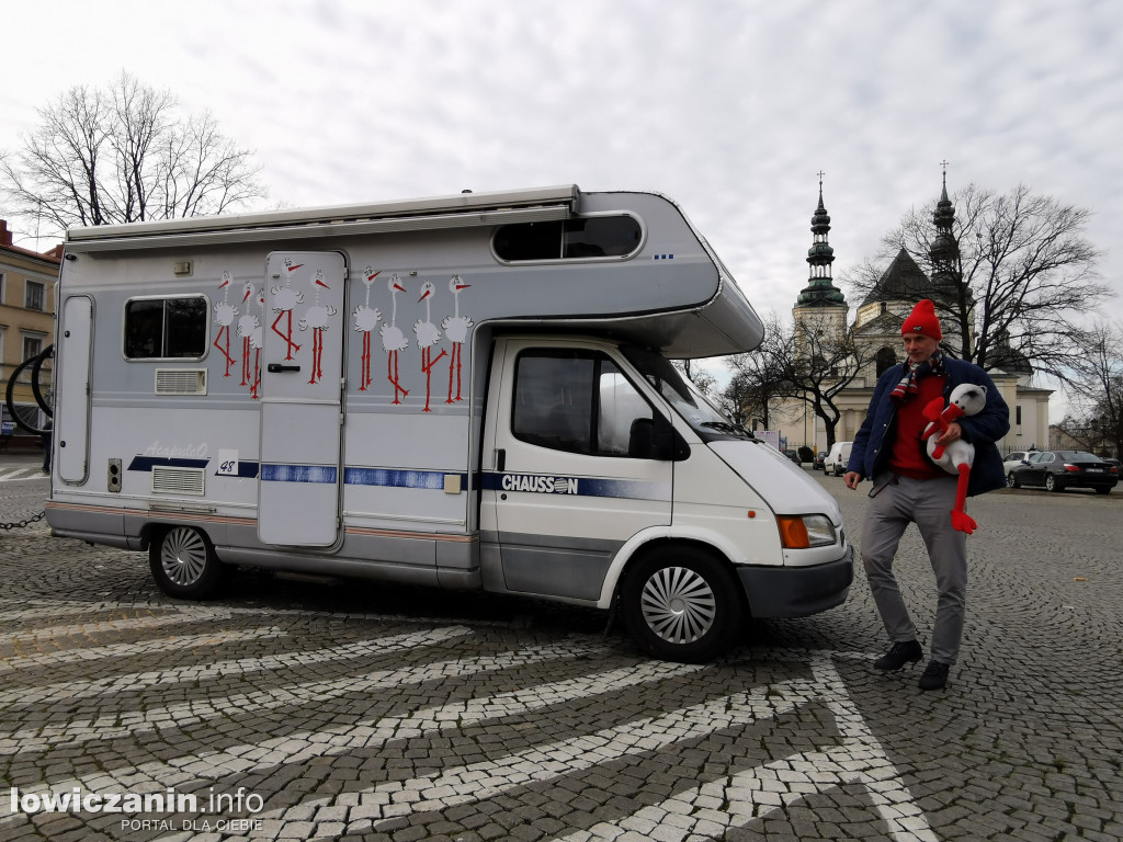 Kamper zaparkował na Starym Rynku