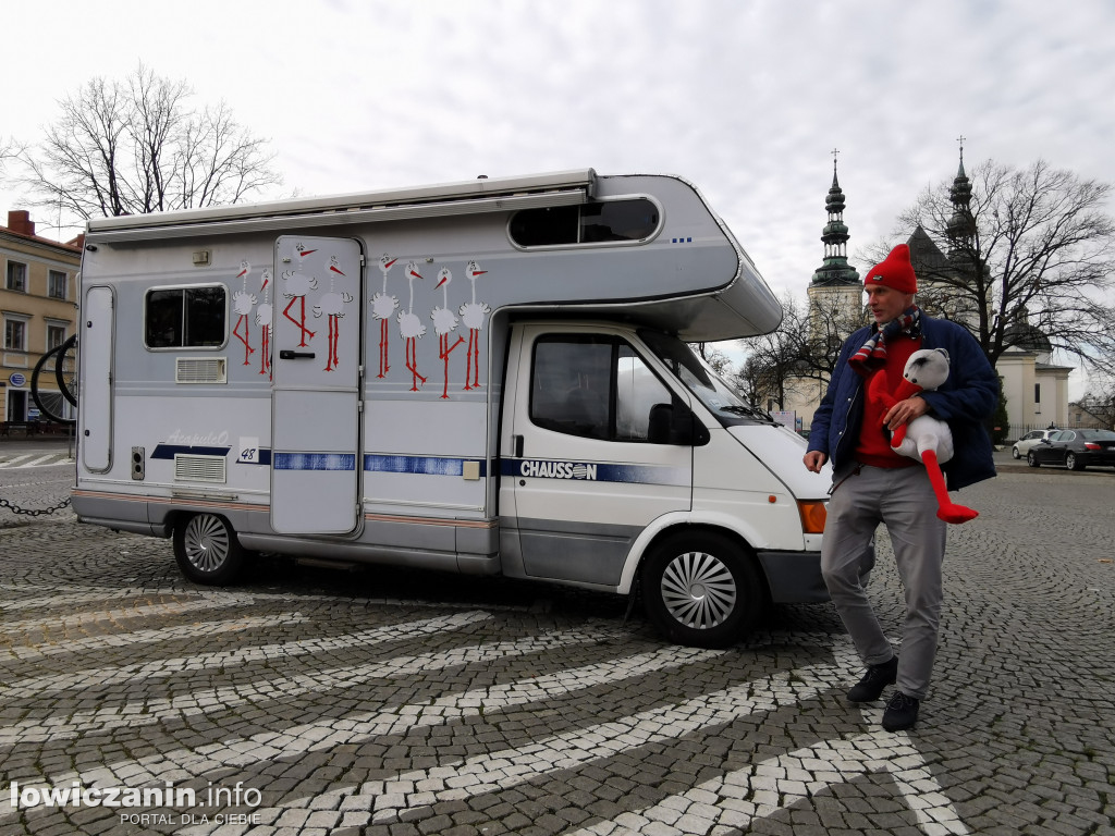 Kamper zaparkował na Starym Rynku