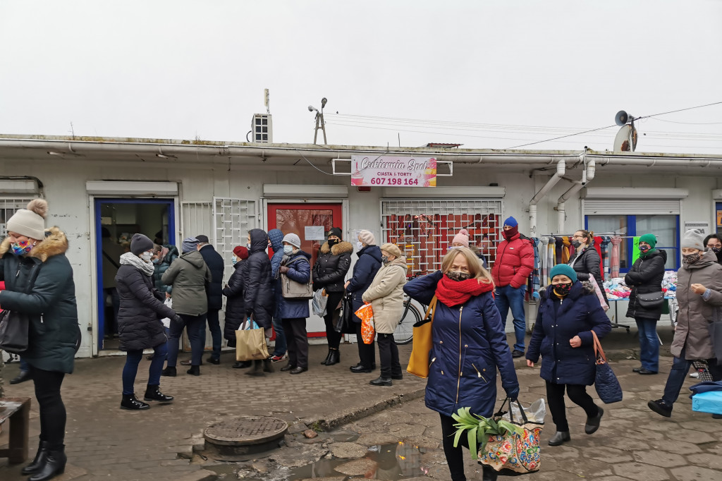 Przed świętami tłumy na targowisku