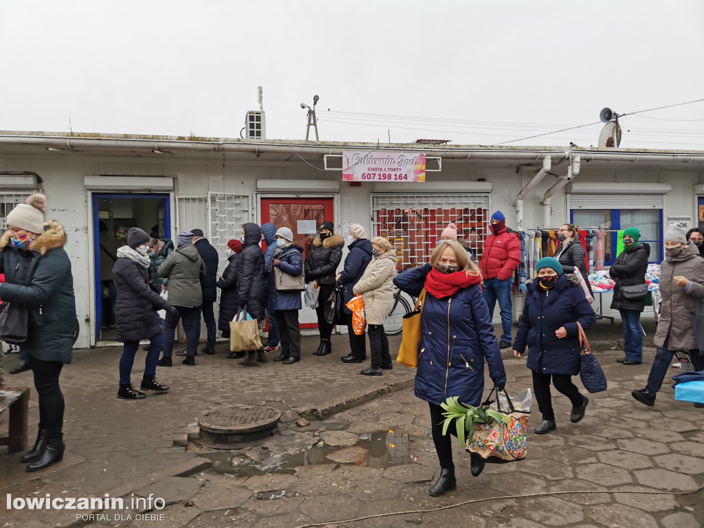 Przed świętami tłumy na targowisku