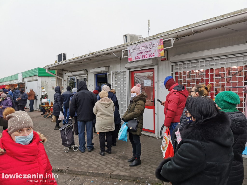 Przed świętami tłumy na targowisku