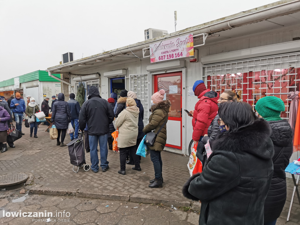 Przed świętami tłumy na targowisku
