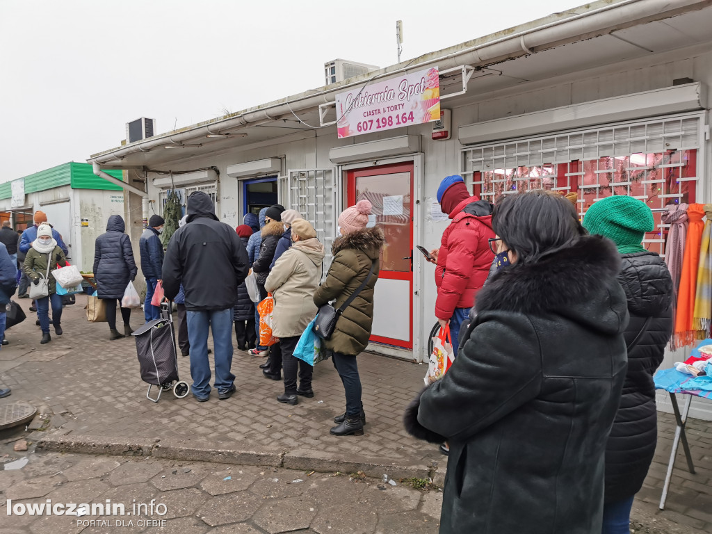 Przed świętami tłumy na targowisku
