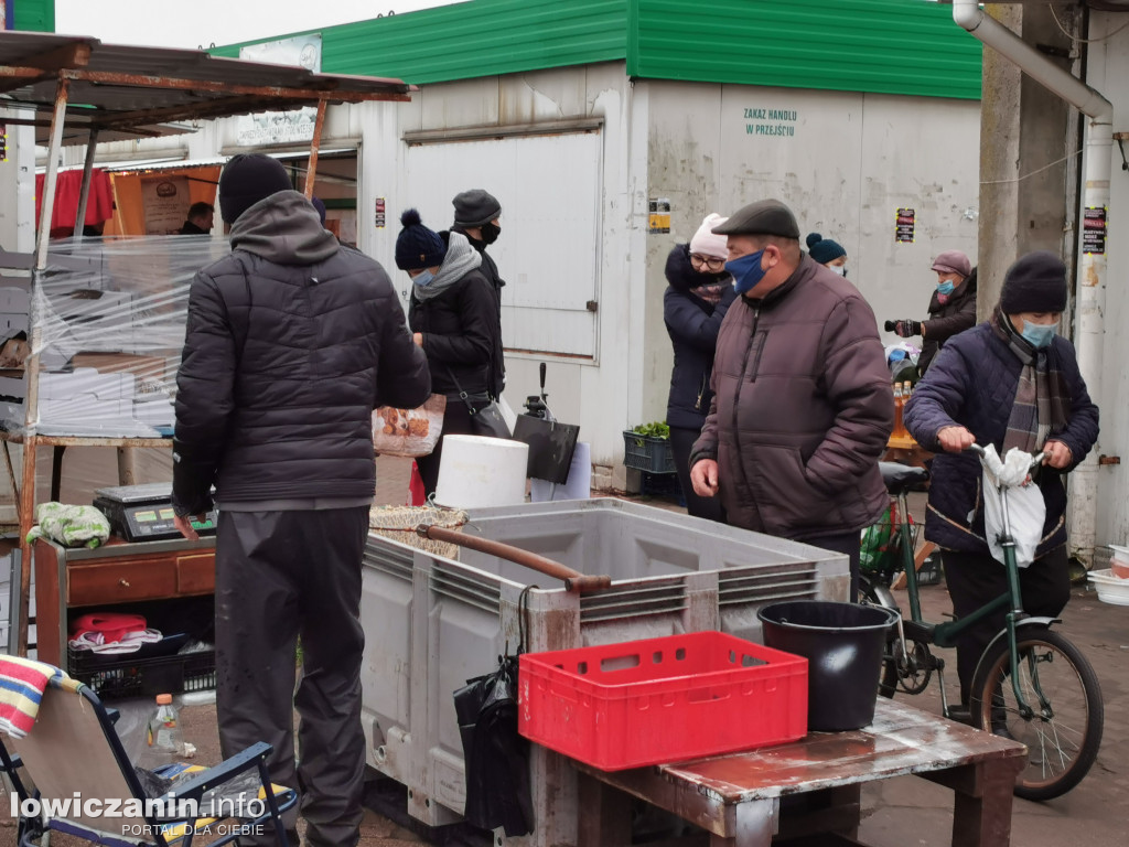 Przed świętami tłumy na targowisku