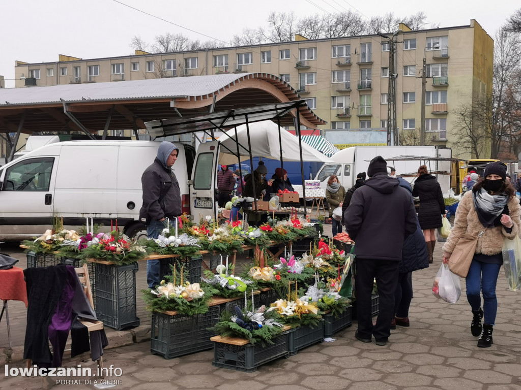 Przed świętami tłumy na targowisku