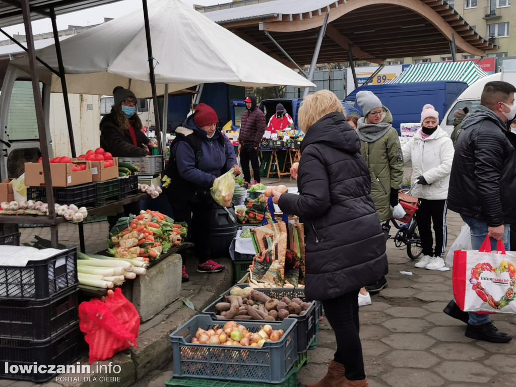 Przed świętami tłumy na targowisku