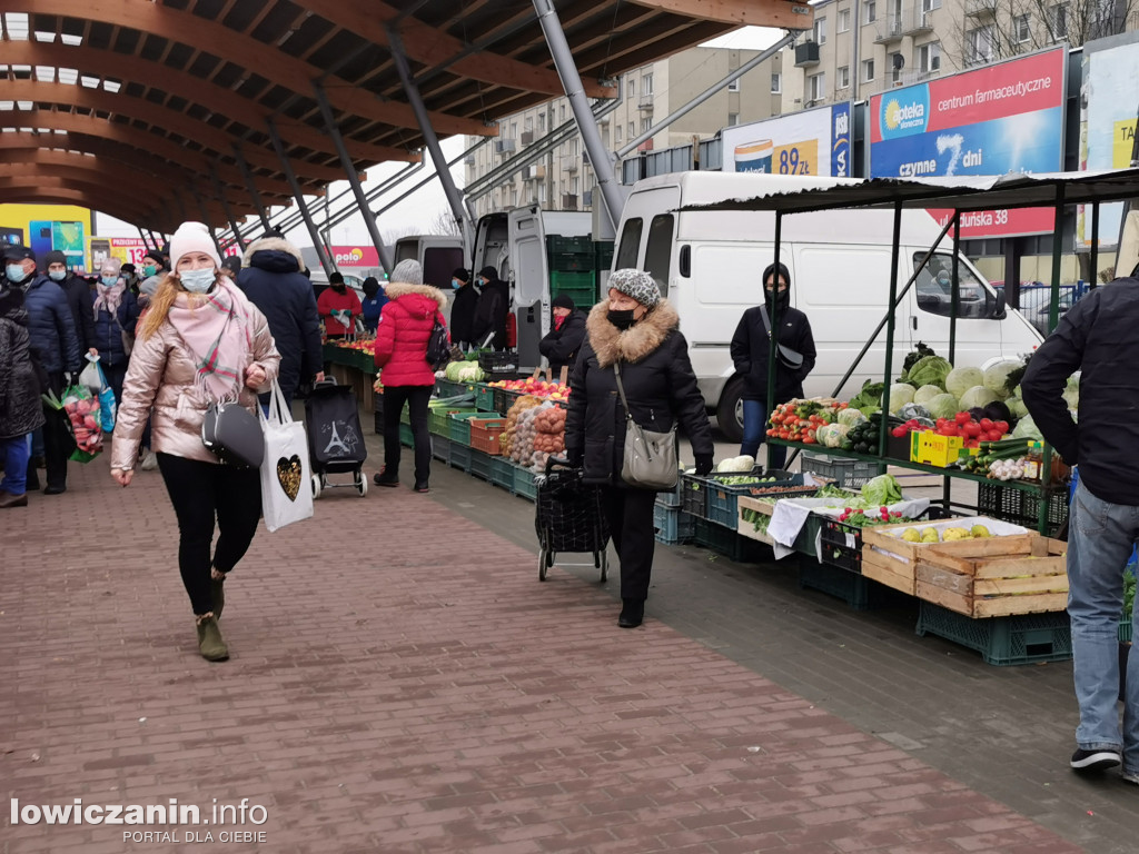 Przed świętami tłumy na targowisku