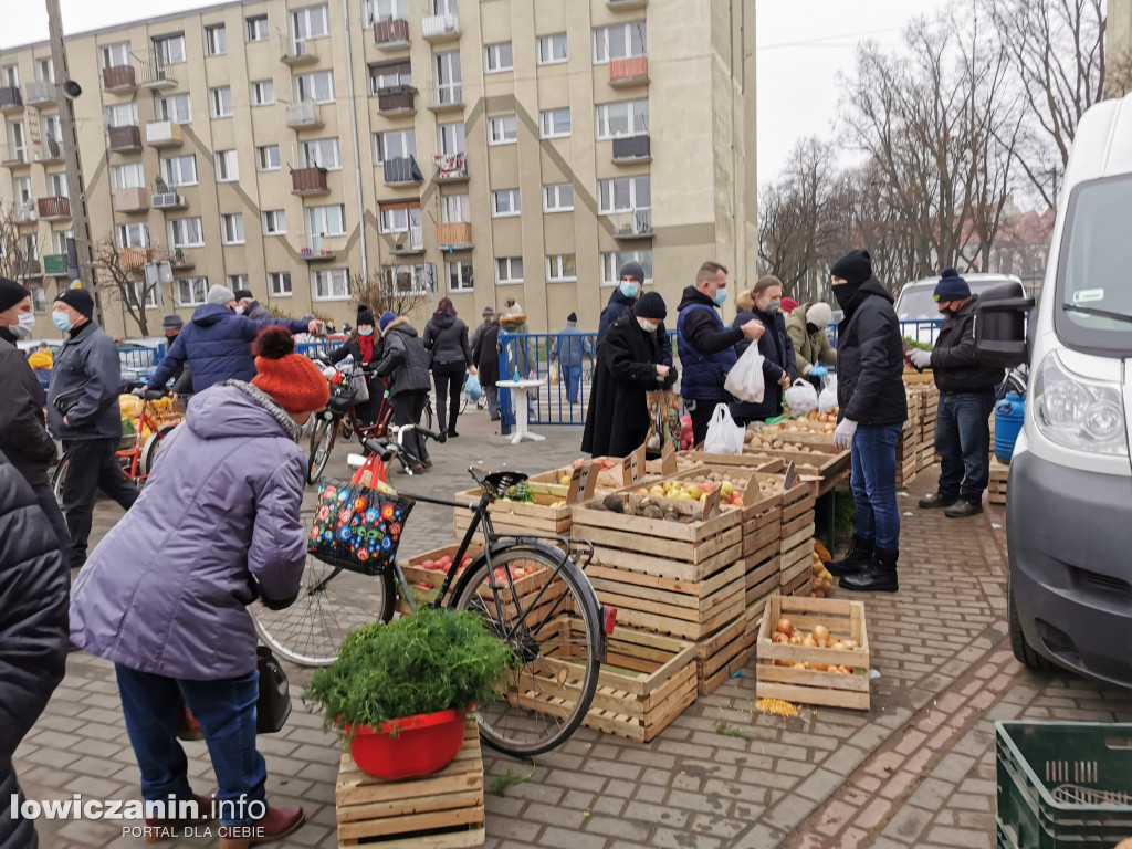 Przed świętami tłumy na targowisku