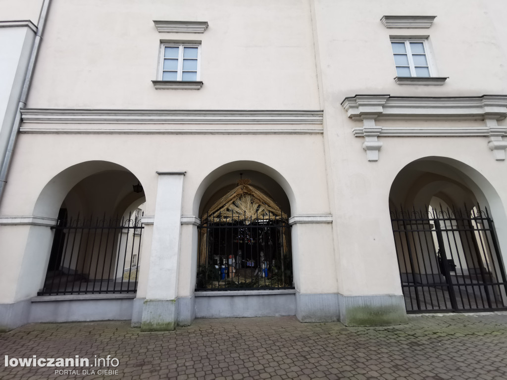 Łowicka szopka pod arkadami muzeum