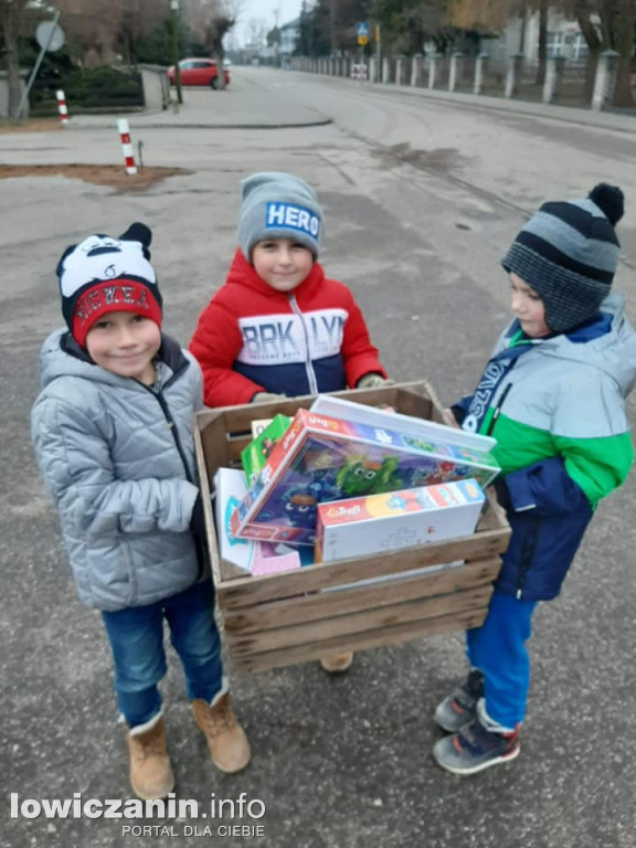 Przedszkolaki z Kiernozi pomagają