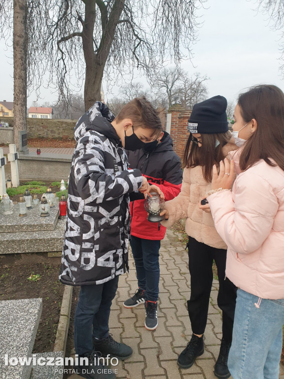 Delegacja z Mastek na cmentarzu w Kocierzewie