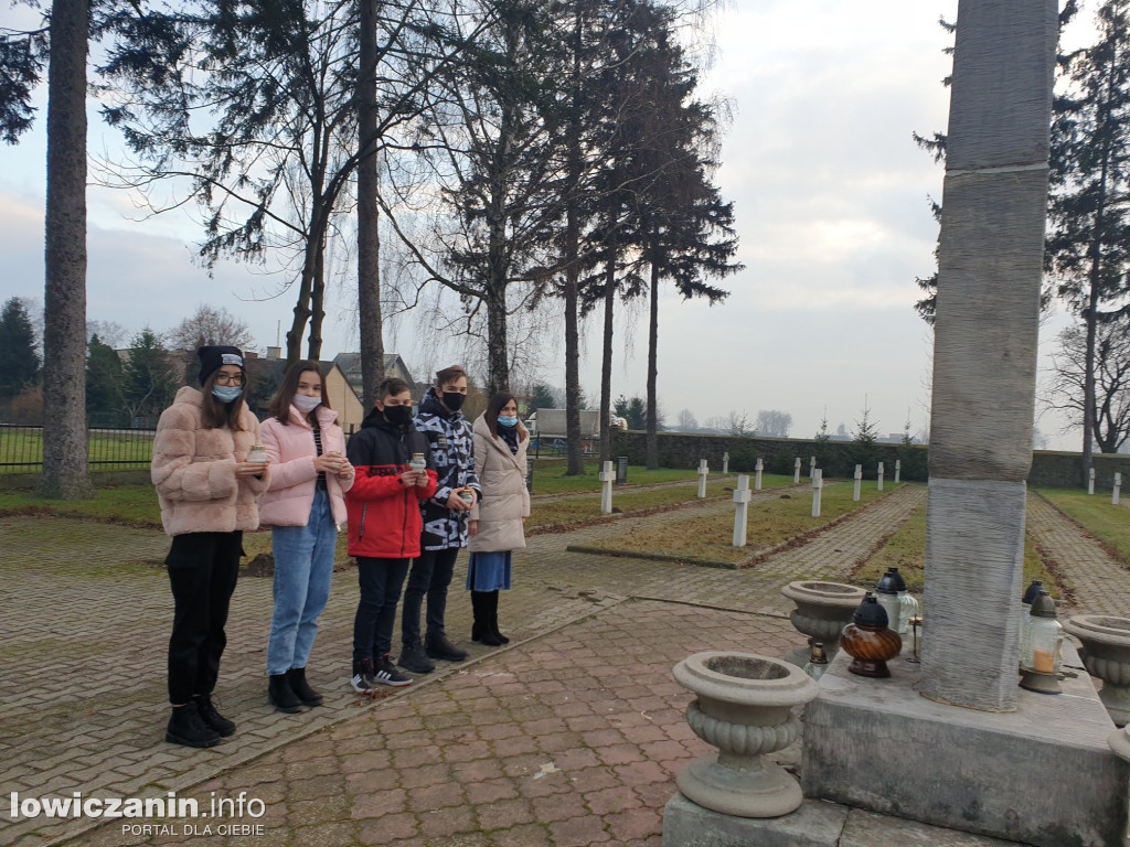 Delegacja z Mastek na cmentarzu w Kocierzewie