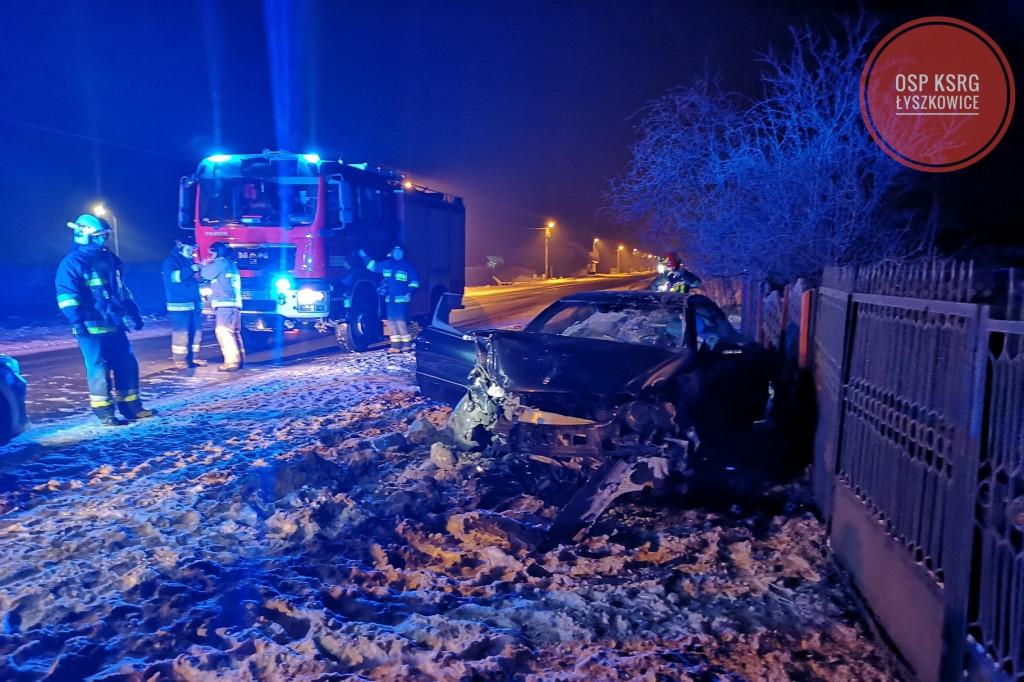 W nocy Mercedes uderzył w płot
