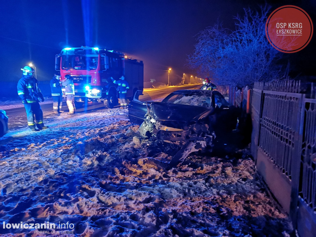 W nocy Mercedes uderzył w płot