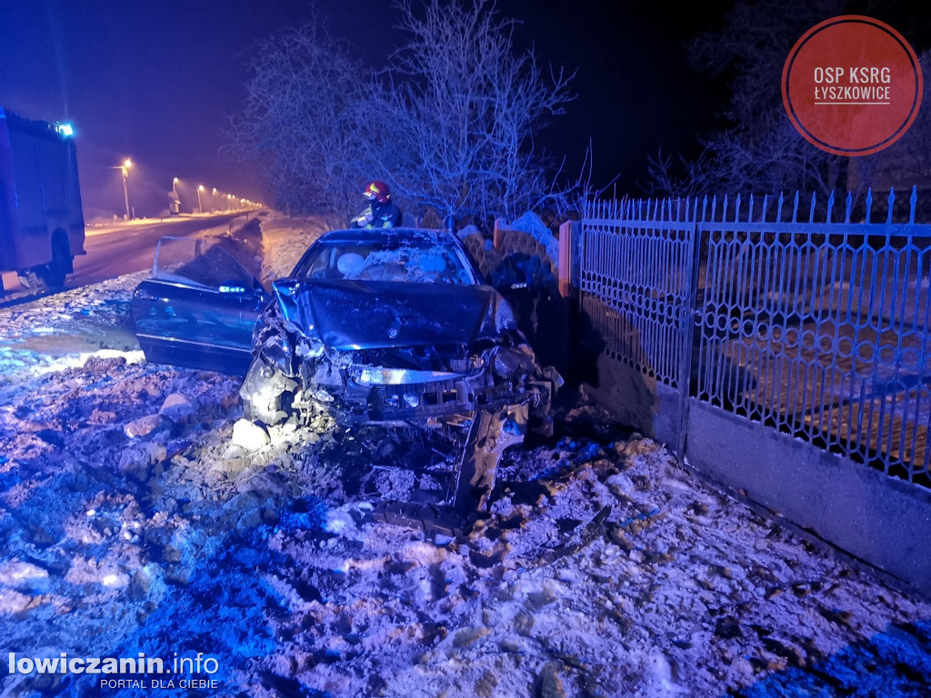 W nocy Mercedes uderzył w płot