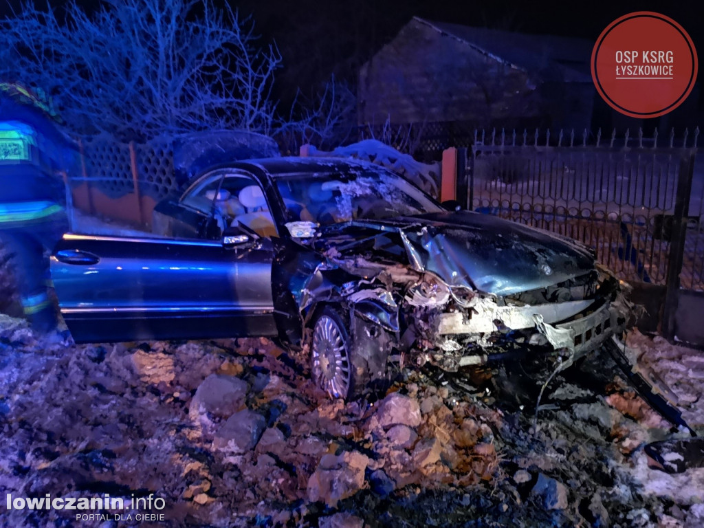 W nocy Mercedes uderzył w płot