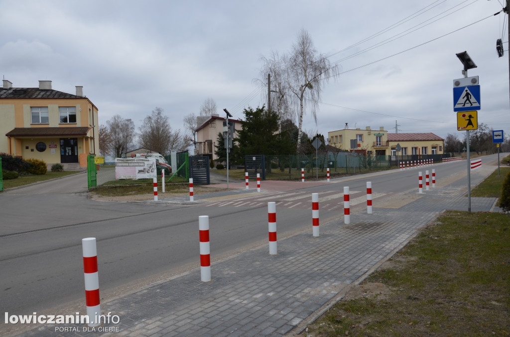 Czy słupki na tym skrzyżowaniu są potrzebne?
