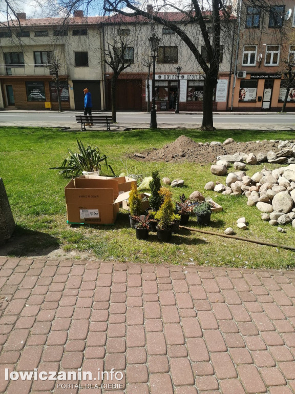 Skalniak powstał przed SP 4 w Łowiczu