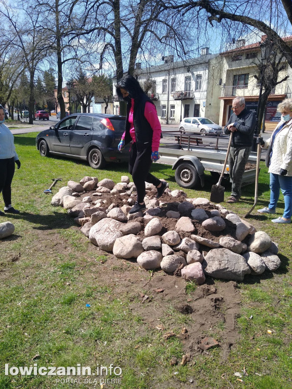 Skalniak powstał przed SP 4 w Łowiczu