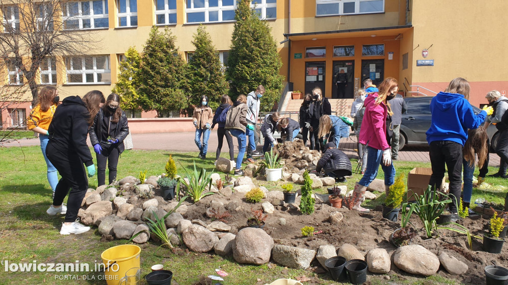 Skalniak powstał przed SP 4 w Łowiczu