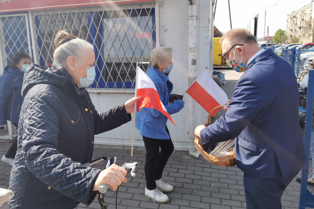 Kolejka chętnych po flagę od starosty łowickiego