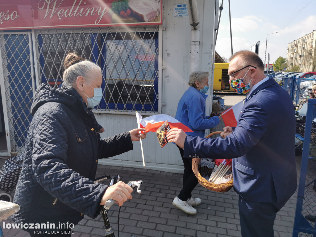 Kolejka chętnych po flagę od starosty łowickiego