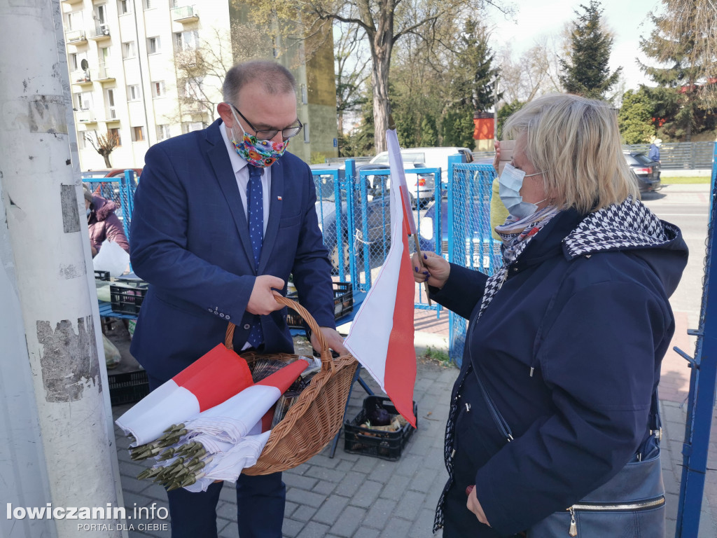 Kolejka chętnych po flagę od starosty łowickiego