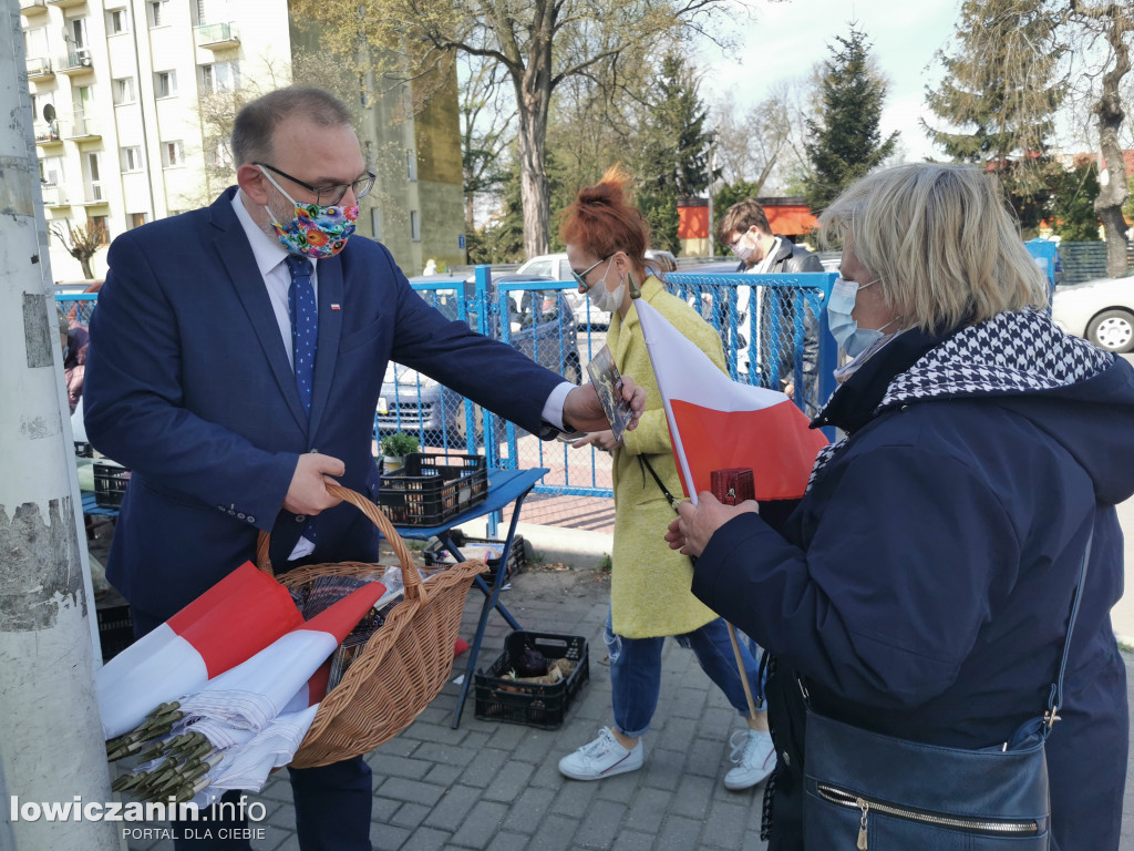 Kolejka chętnych po flagę od starosty łowickiego