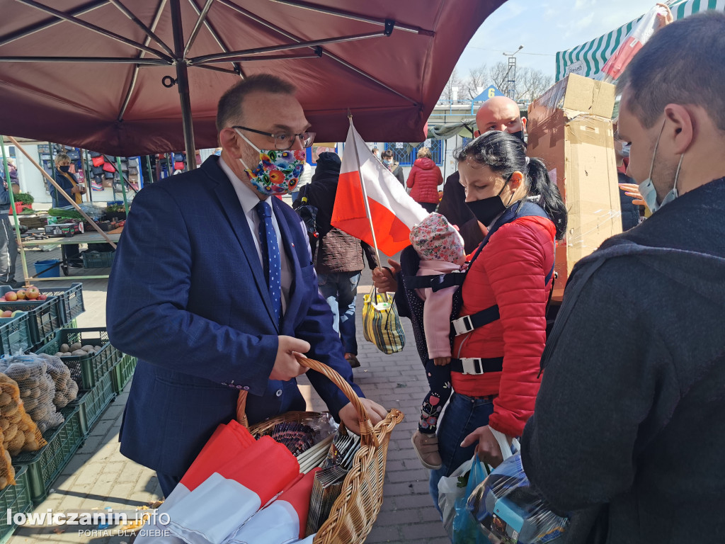 Kolejka chętnych po flagę od starosty łowickiego