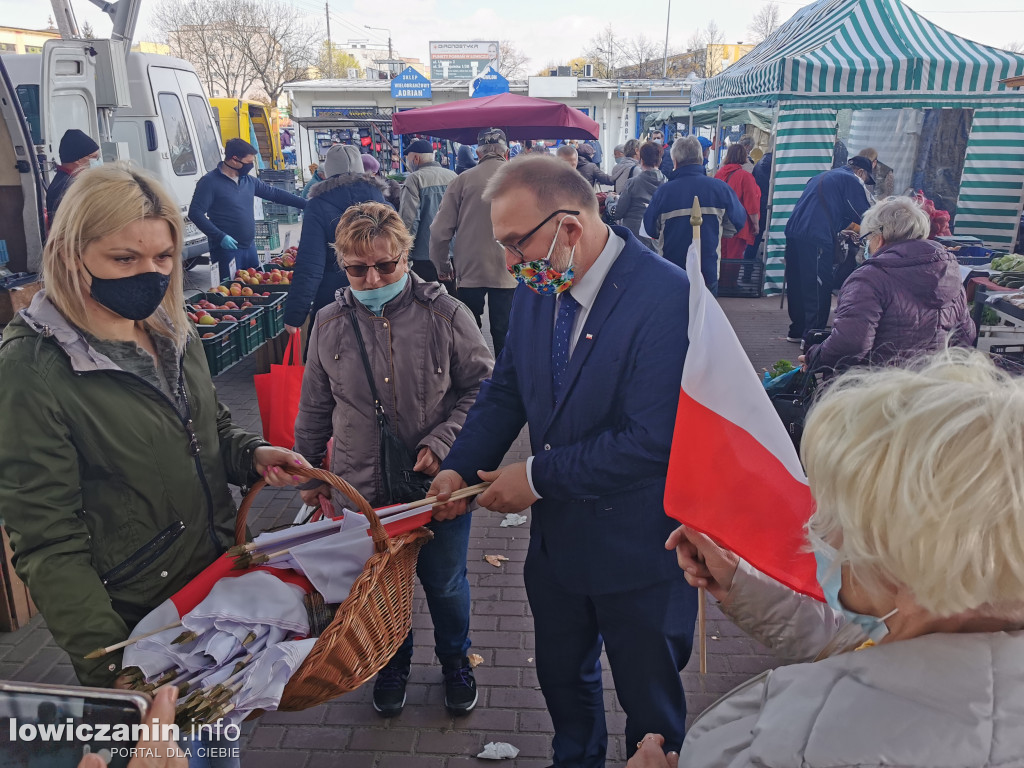 Kolejka chętnych po flagę od starosty łowickiego