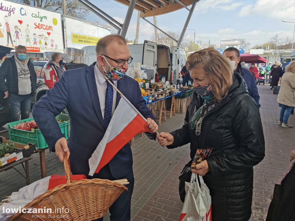 Kolejka chętnych po flagę od starosty łowickiego