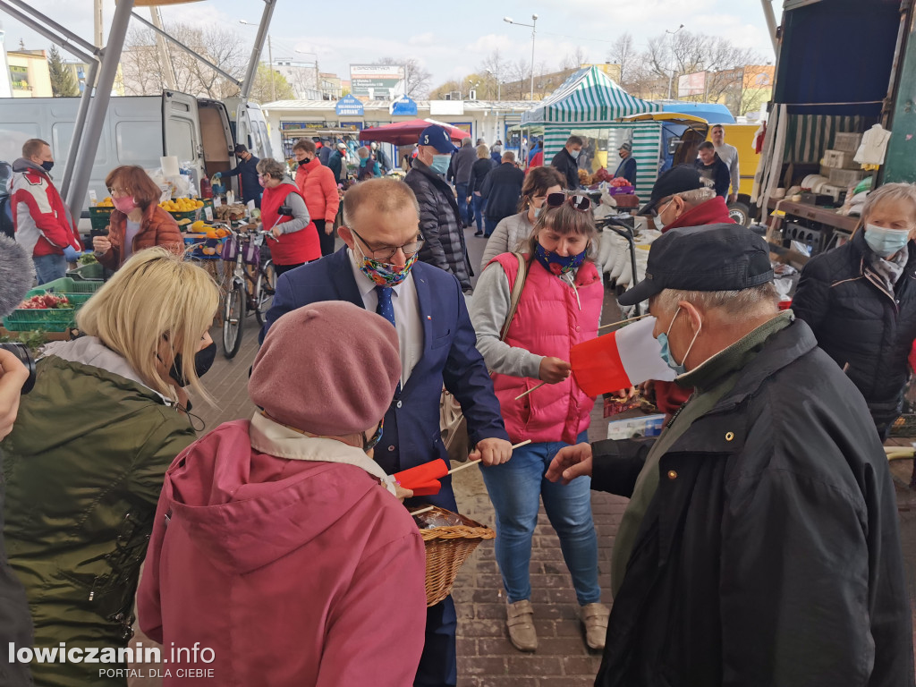 Kolejka chętnych po flagę od starosty łowickiego