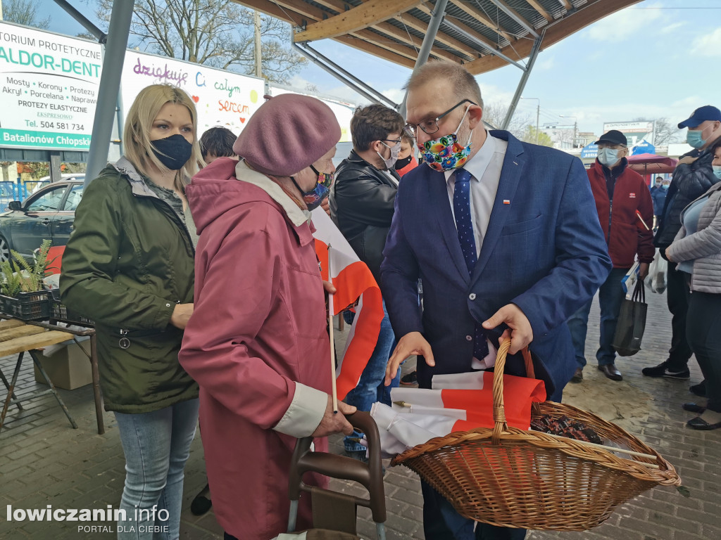 Kolejka chętnych po flagę od starosty łowickiego