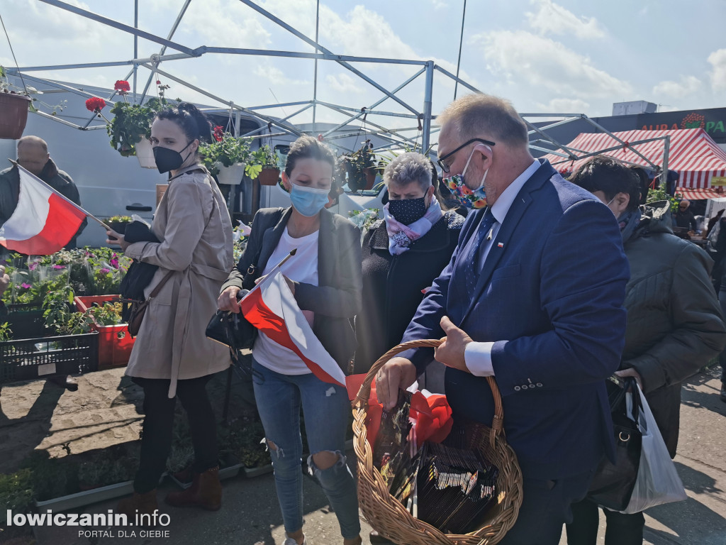 Kolejka chętnych po flagę od starosty łowickiego