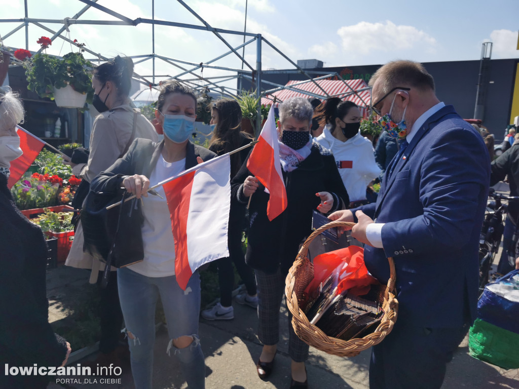 Kolejka chętnych po flagę od starosty łowickiego