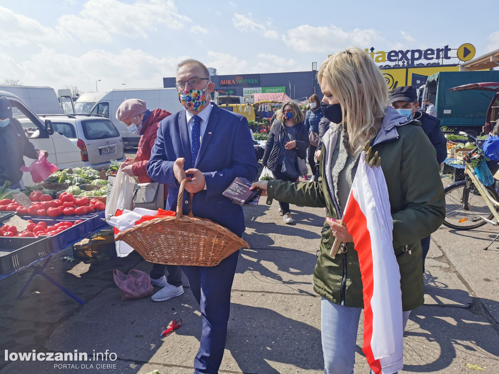 Kolejka chętnych po flagę od starosty łowickiego