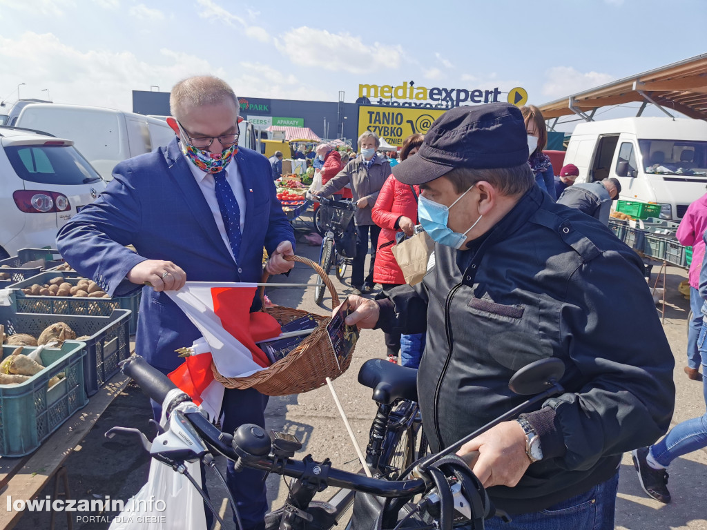 Kolejka chętnych po flagę od starosty łowickiego