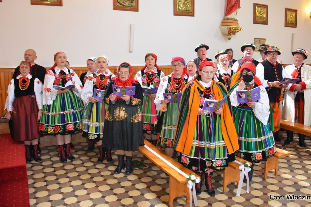 Zaśpiewali biskupowi w kościele i przy grobie