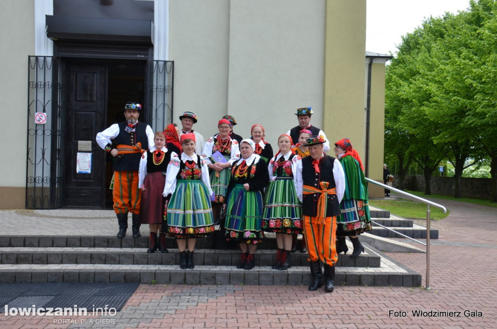 Zaśpiewali biskupowi w kościele i przy grobie
