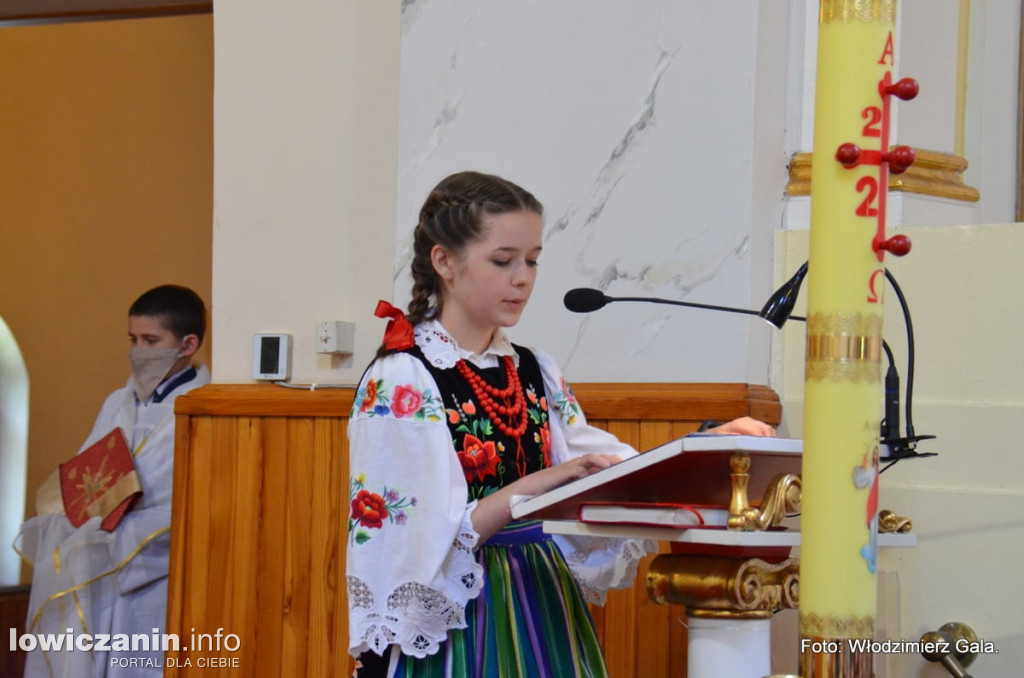 Zaśpiewali biskupowi w kościele i przy grobie