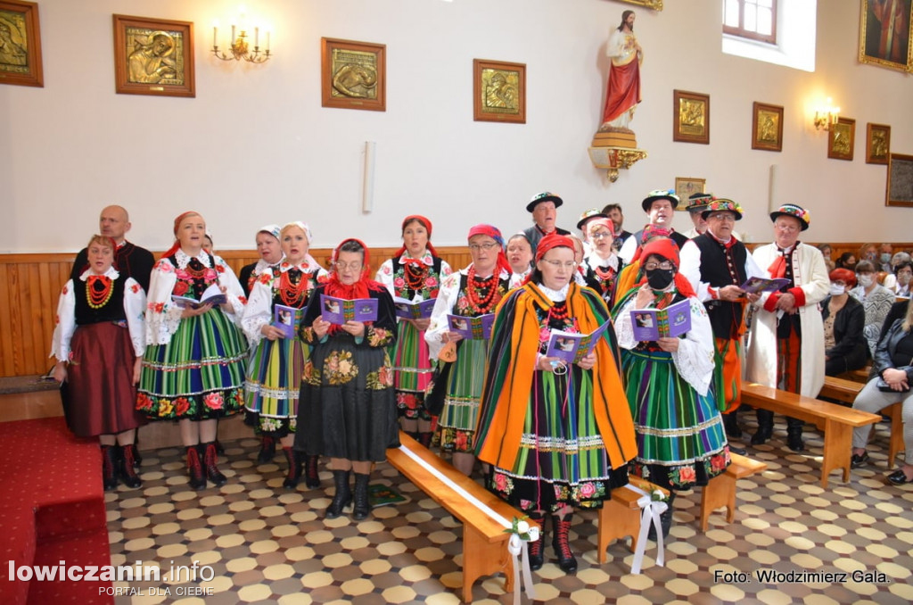 Zaśpiewali biskupowi w kościele i przy grobie