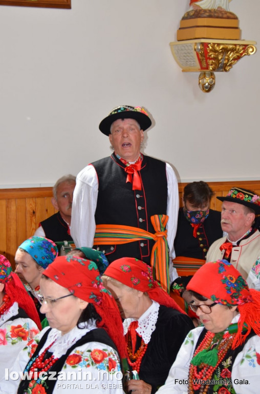 Zaśpiewali biskupowi w kościele i przy grobie