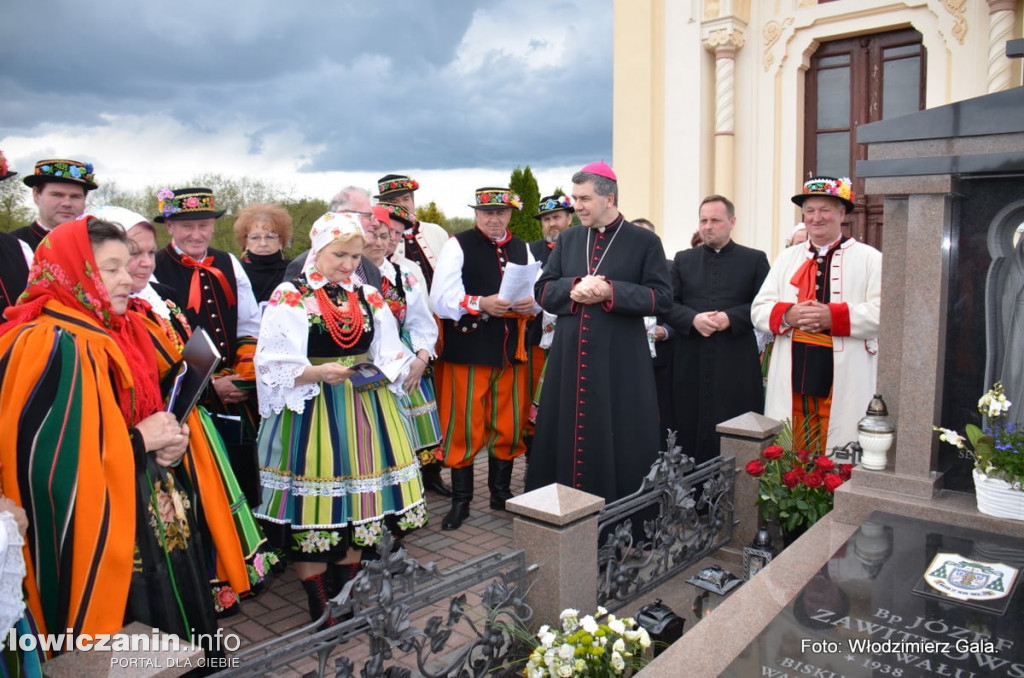 Zaśpiewali biskupowi w kościele i przy grobie