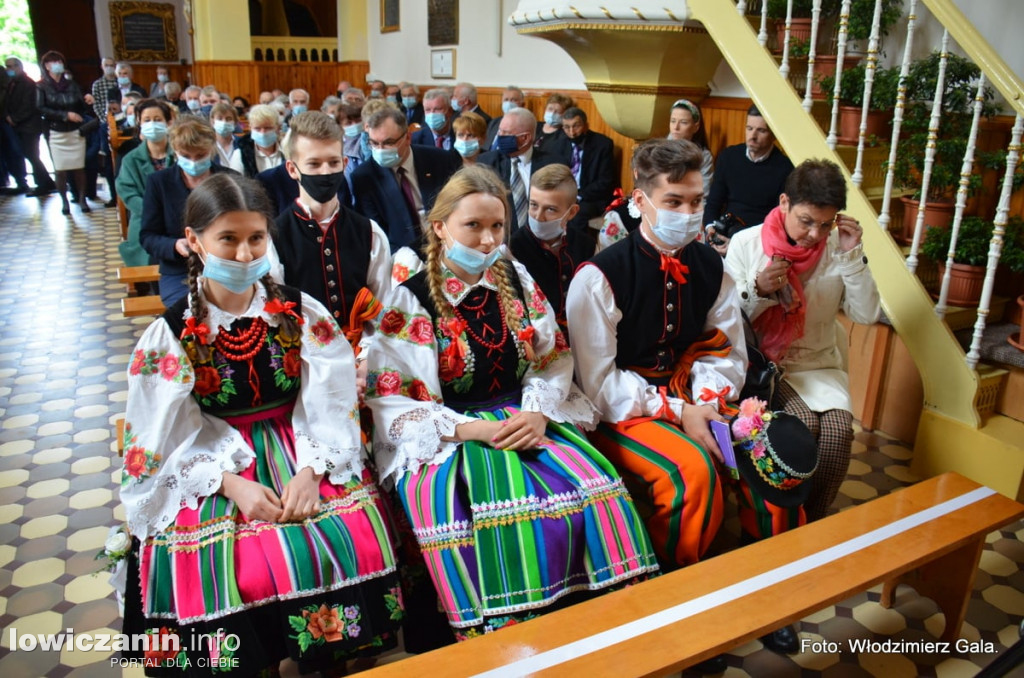 Zaśpiewali biskupowi w kościele i przy grobie