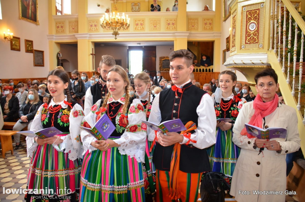 Zaśpiewali biskupowi w kościele i przy grobie